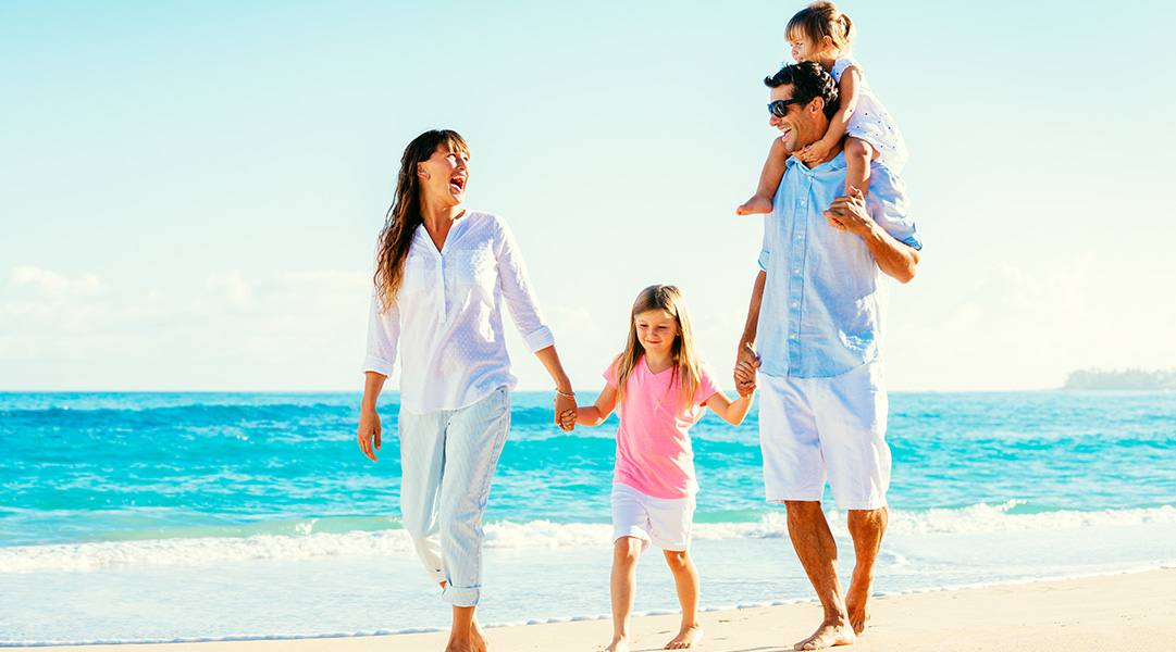 Relajado en playa con paneles solares